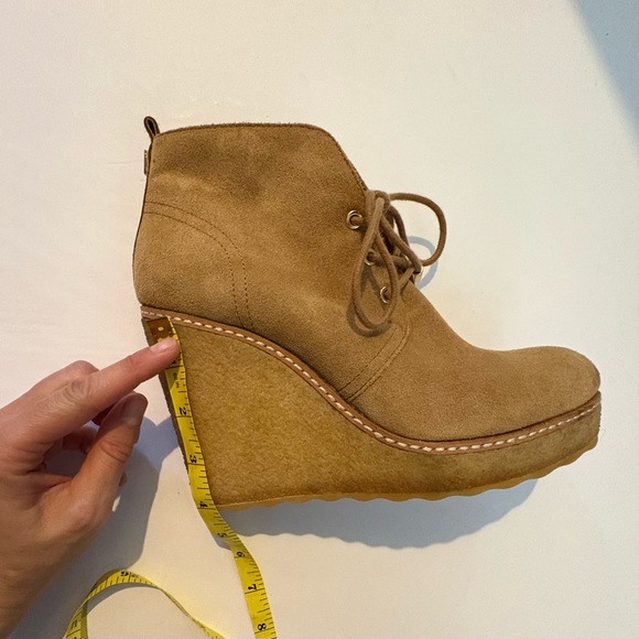 Tory Burch tan camel suede platform gumsole wedge ankle booties lace up size 7.5 - Picture 12 of 12